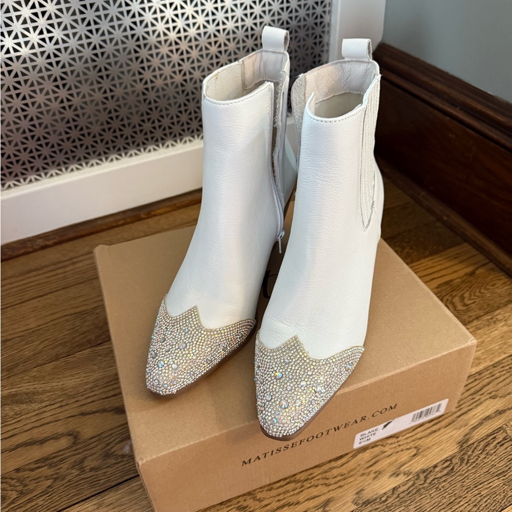 NWT Matisse Blake booties with rhinestone toe - 8.5